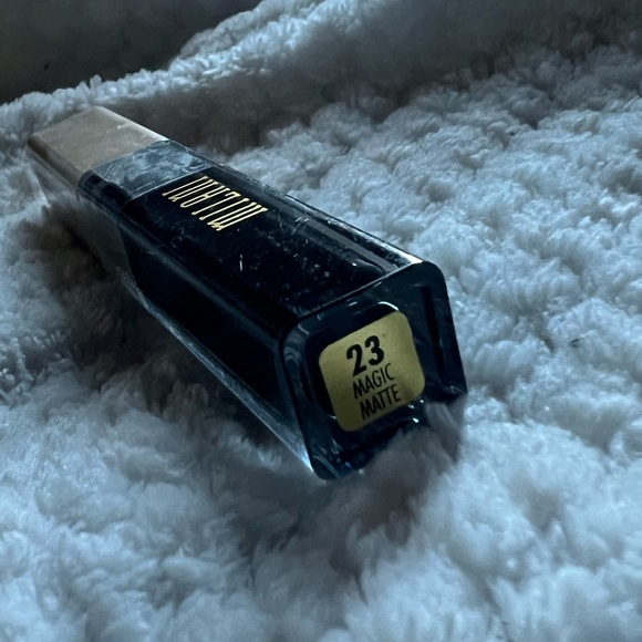 Lipstick - Picture 3 of 4